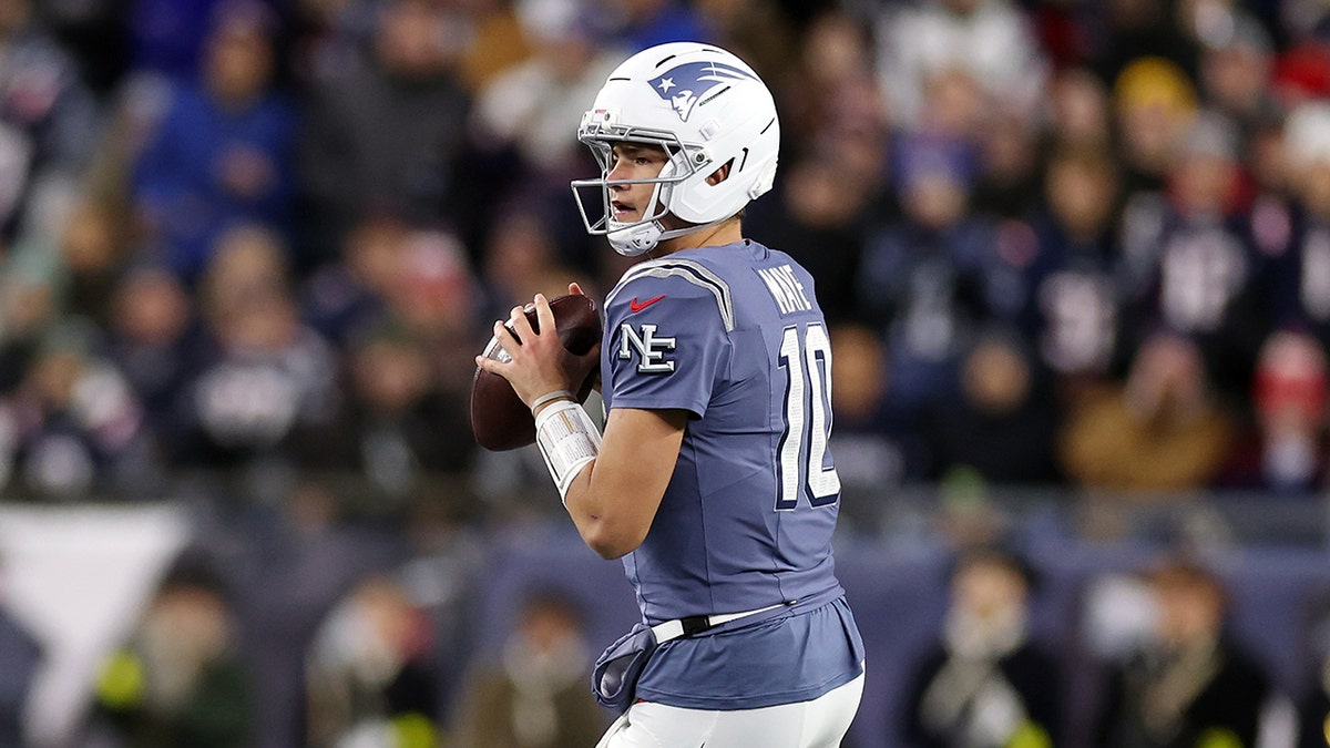 ট্রেভিয়ন হেন্ডারসনের থ্রি-নাইট স্ট্যান্ডের পিছনে ঘরের মাঠে প্যাট্রিয়টস এএফসি ইস্টের প্রতিদ্বন্দ্বী জেটদের মুখোমুখি হয়।