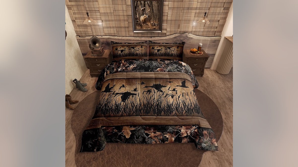 Ideal for hunters and outdoor lovers, this set comes with a comforter and two pillowcases.