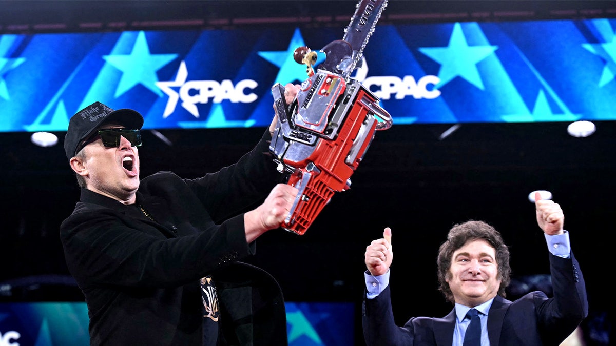 Elon Musk con una motosierra 