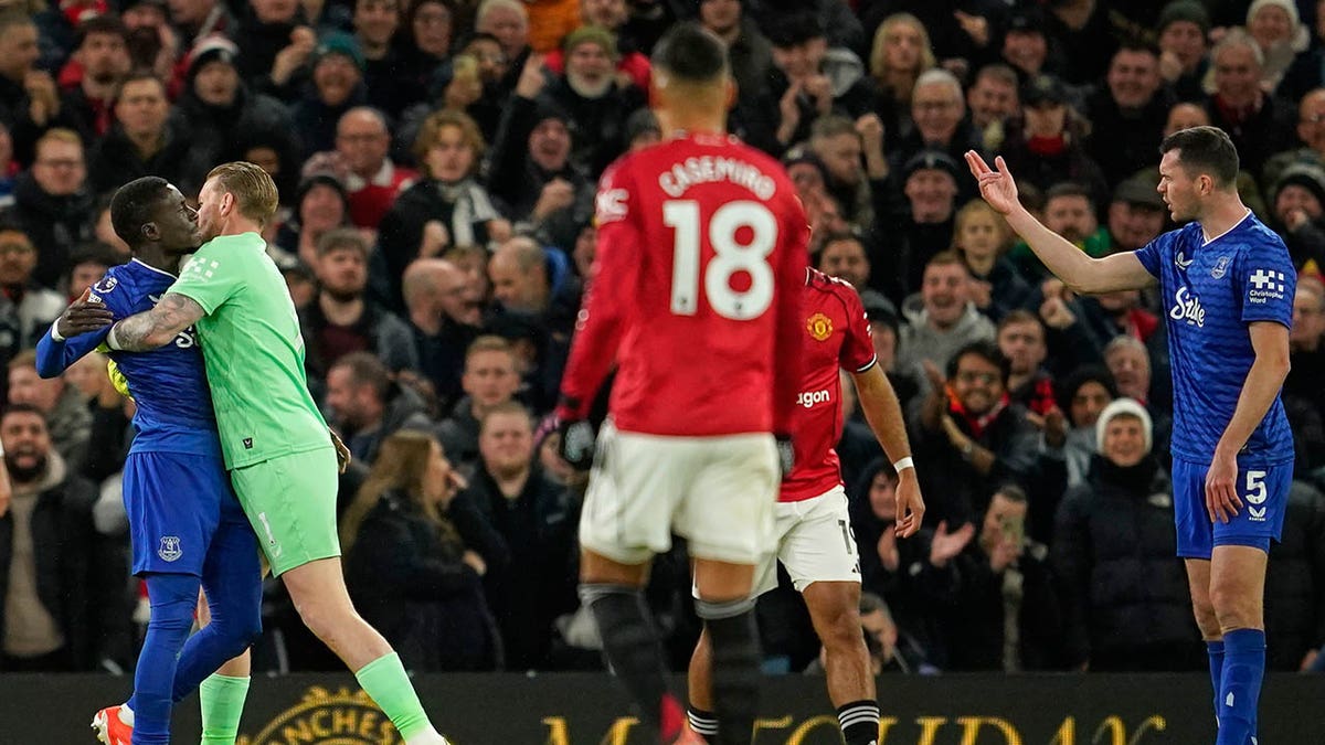 মাইকেল কেইন তার সহকর্মীর দিকে চিৎকার করে