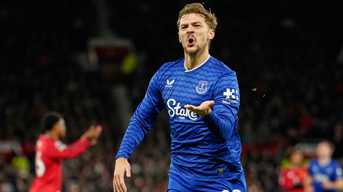 কিয়ারনান ডেউসবারি হল স্কোর