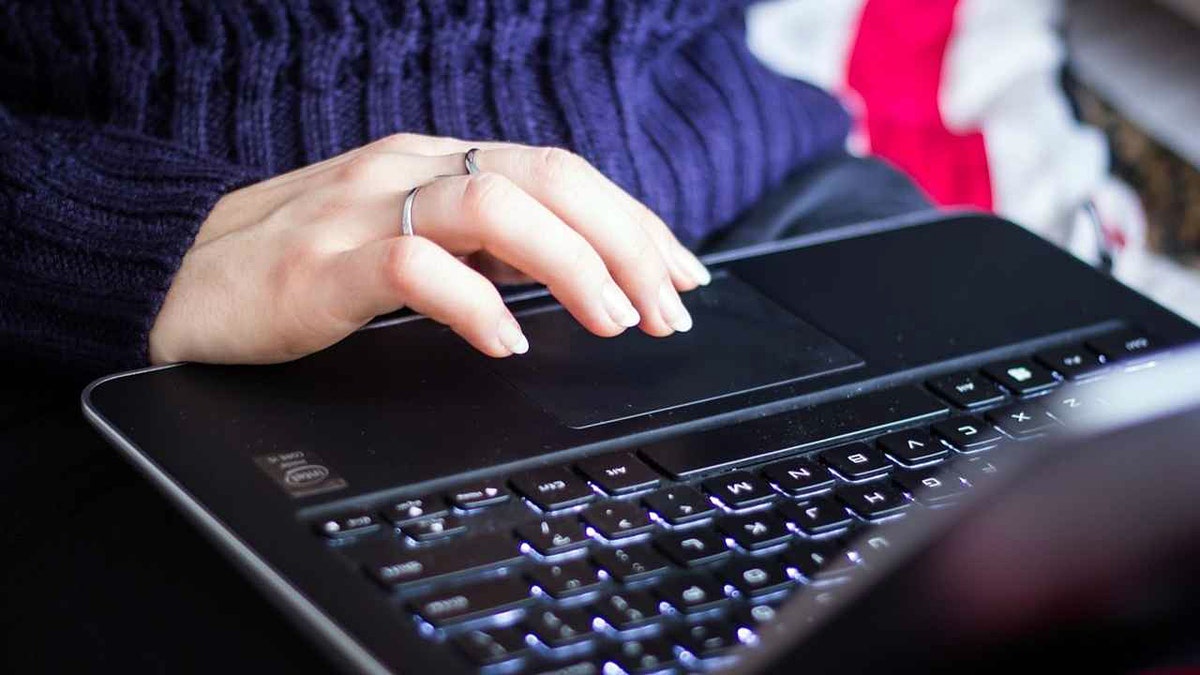 在電腦上打字的女人