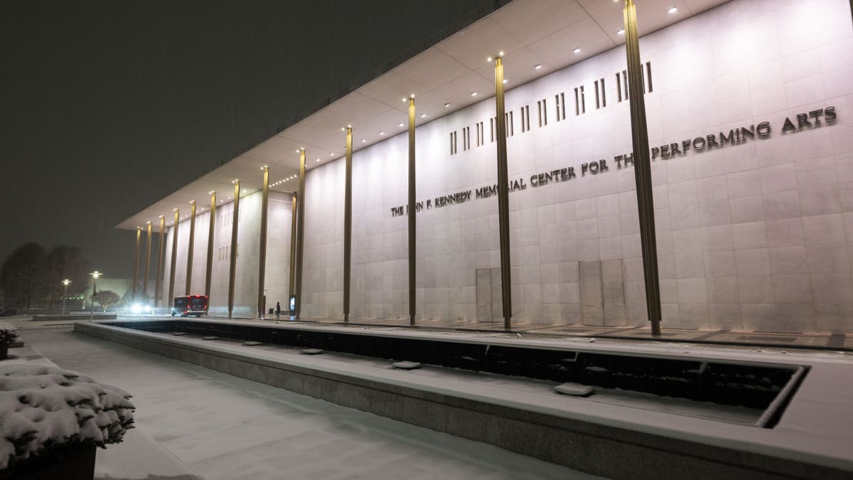 Iconic DC landmark unveils first Christmas tree as part of push to revive holiday spirit at george magazine