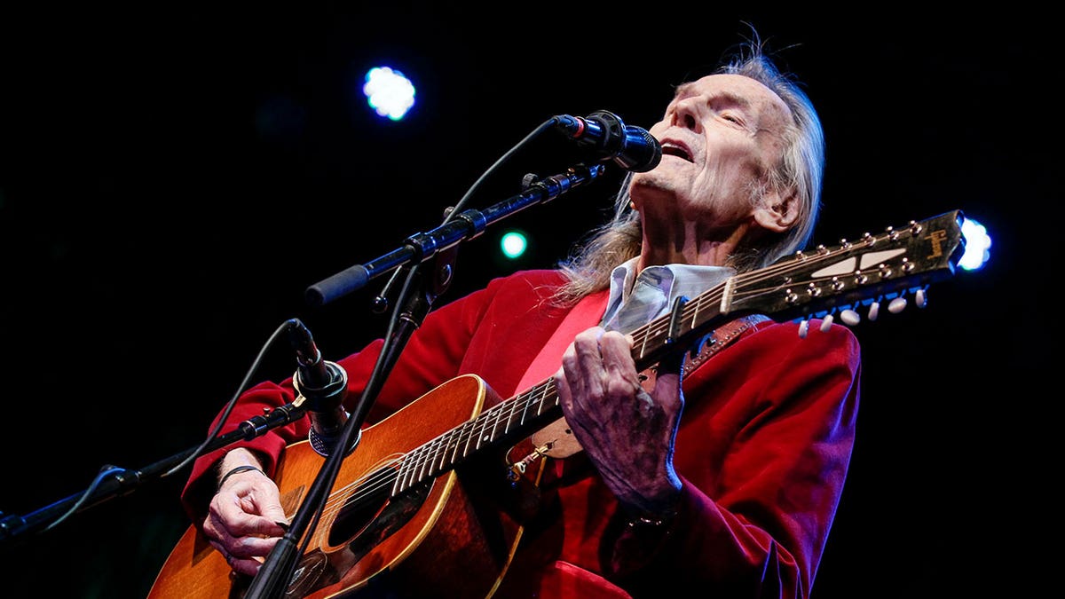 Gordon Lightfoot performs