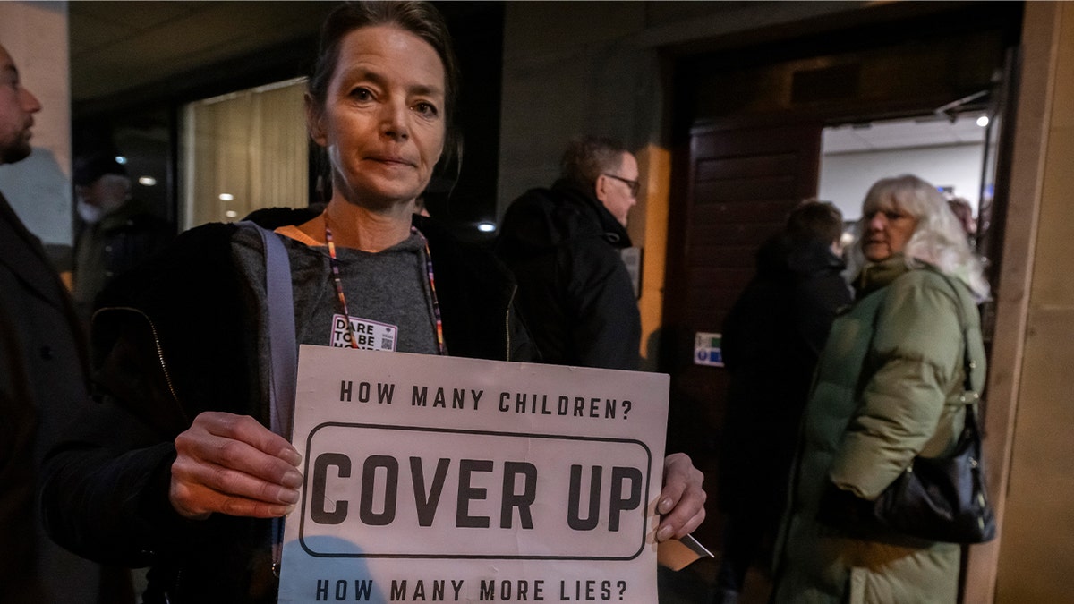 Los manifestantes piden medidas contra las bandas de acicalamiento en el Ayuntamiento de Oldham