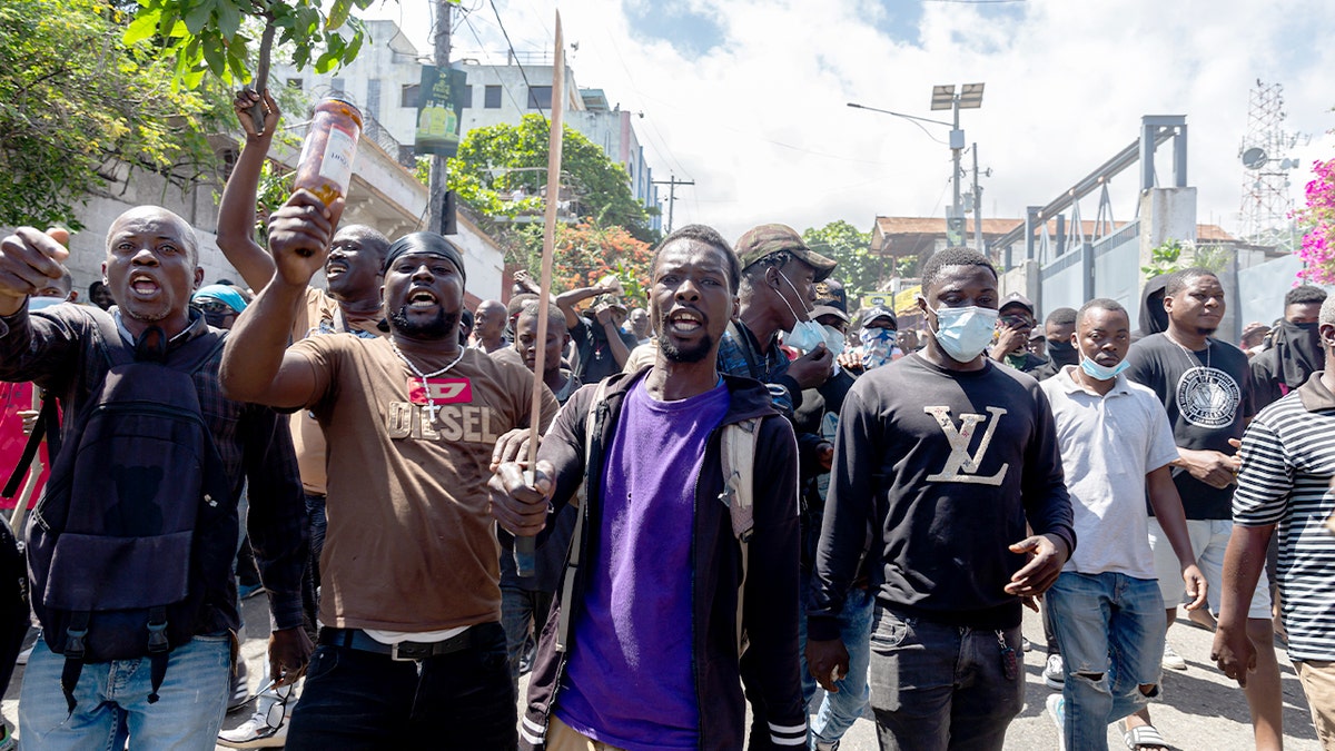 Multidões de manifestantes marcham por Porto Príncipe exigindo ação do governo contra a violência das gangues.