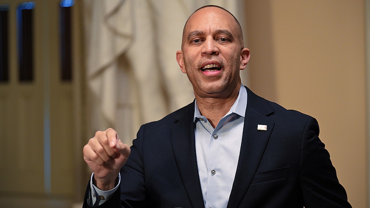 Hakeem Jeffries habla con los periodistas
