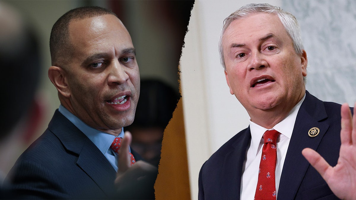 Hakeem Jeffries, à esquerda, na foto ao lado de James Comer, à direita