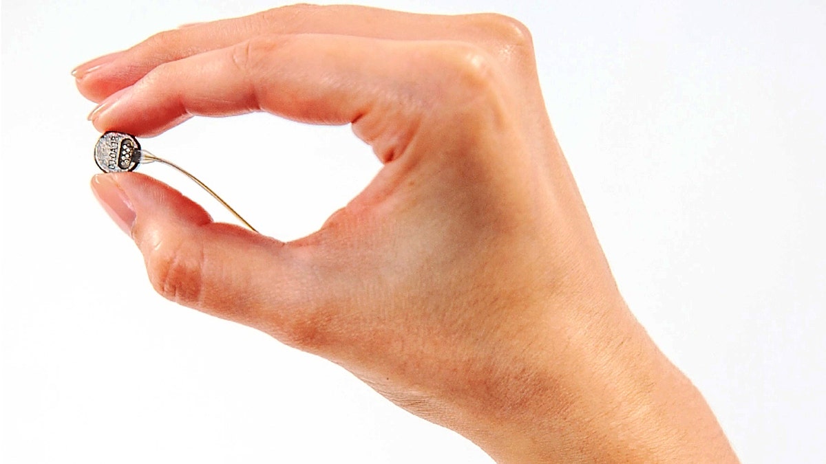 Implant mózgowy ręcznie.