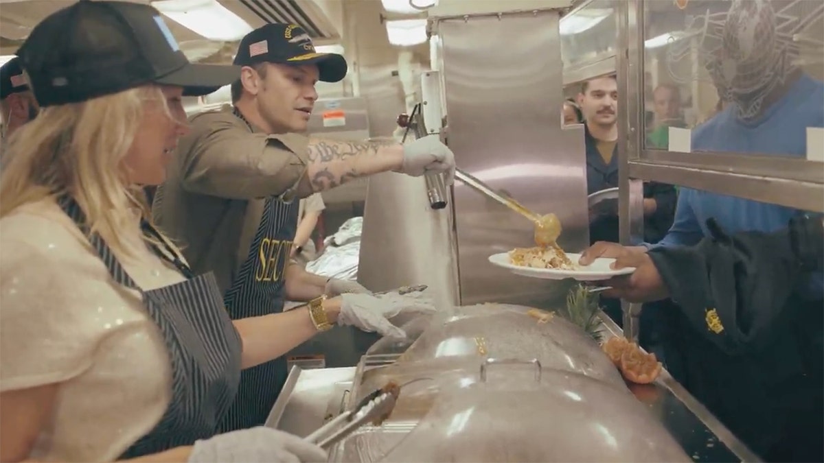 Hegseth estava no refeitório servindo o jantar de Ação de Graças aos guerreiros que mantêm a América segura.