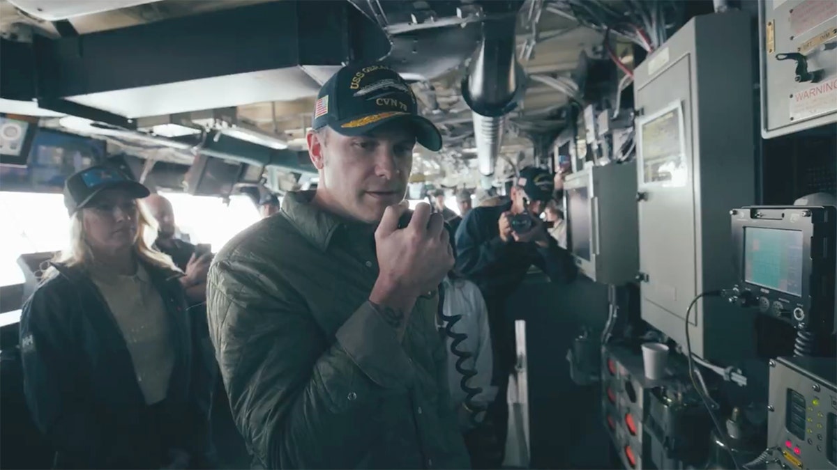 Hegseth falou aos homens e mulheres do USS Gerald R. Ford.