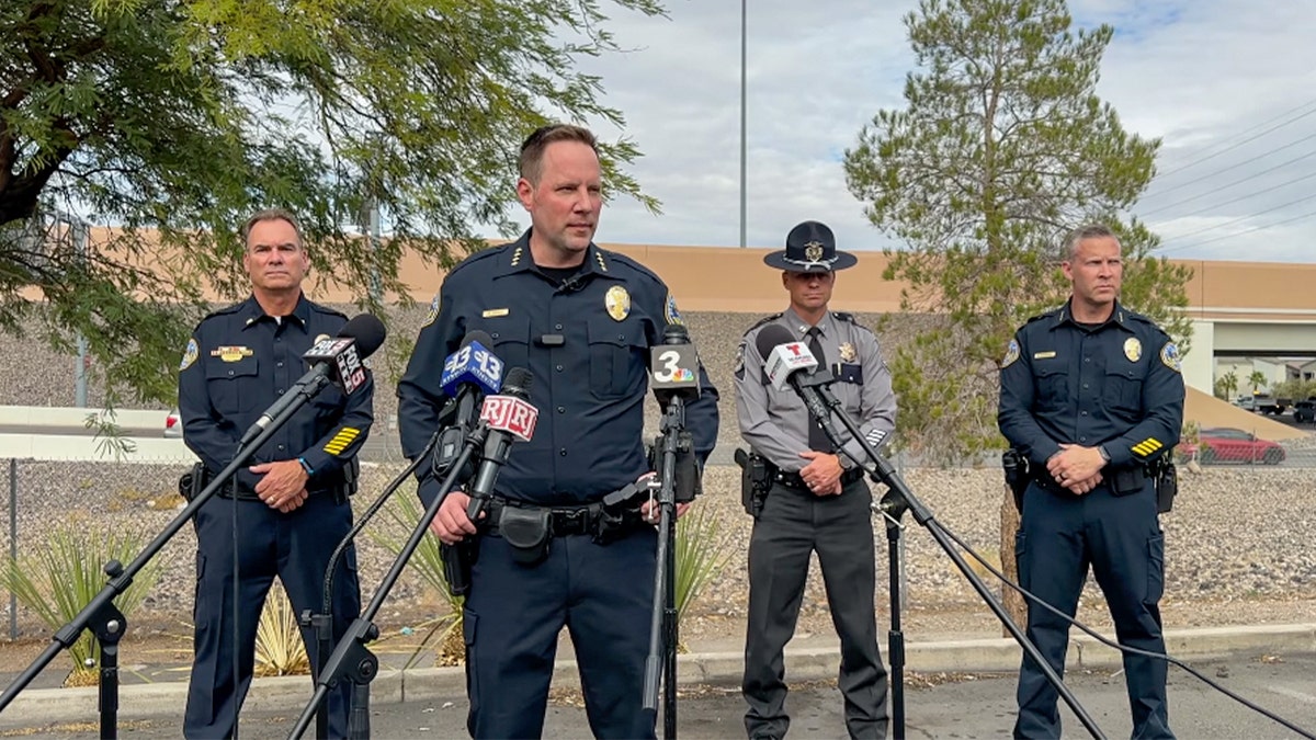 Szef policji w Henderson, Reggie Rader i inni funkcjonariusze rozmawiają z mediami