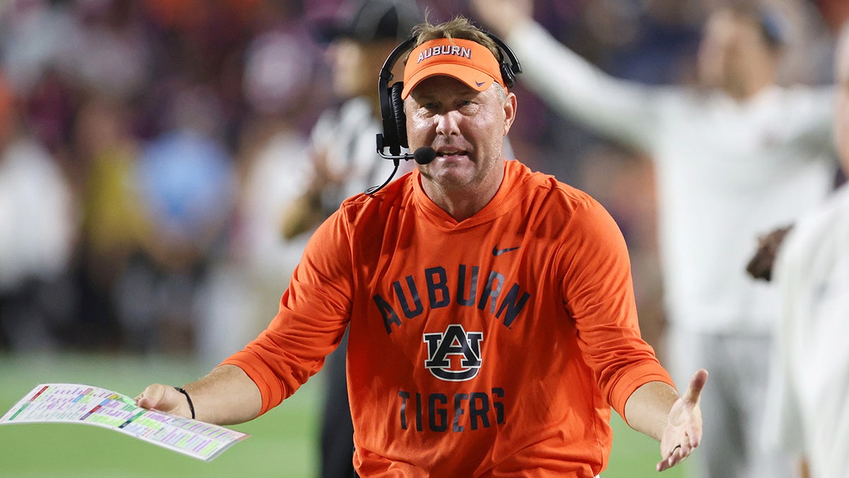 O técnico do Auburn Tigers, Hugh Freeze, reagindo durante um jogo de futebol no Jordan-Hare Stadium