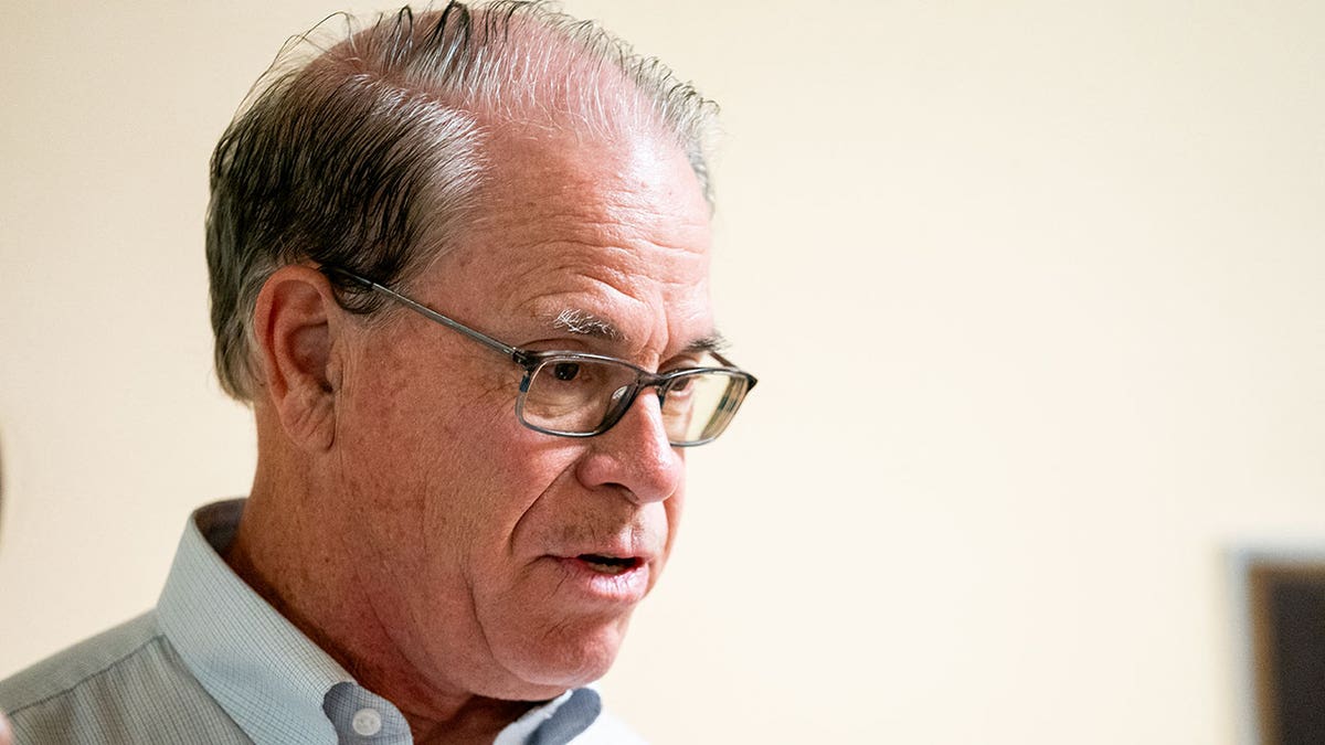 Zbliżenie na gubernatora Indiany Mike'a Brauna