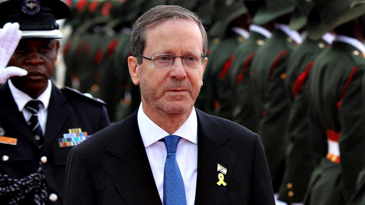 Izraelski prezydent Izaak Herzog, idąc, wygląda surowo