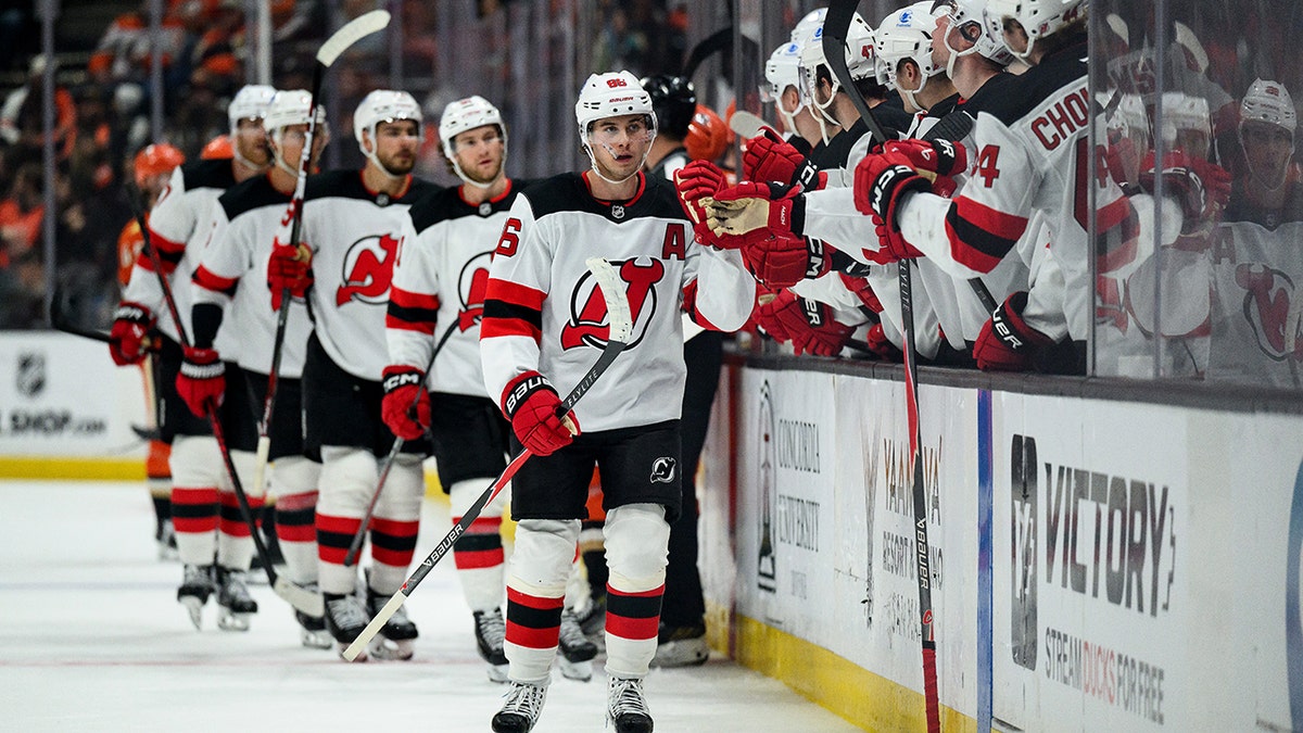 জ্যাক হিউজ তার সতীর্থদের সাথে উদযাপন করছেন