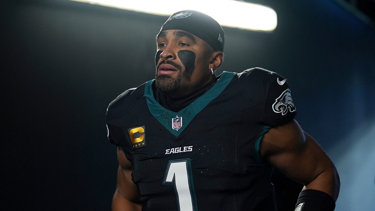 Jalen Hurts leaves field