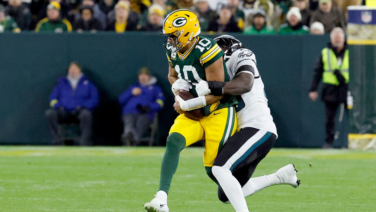 Jalyx Hunt sacks Jordan Love