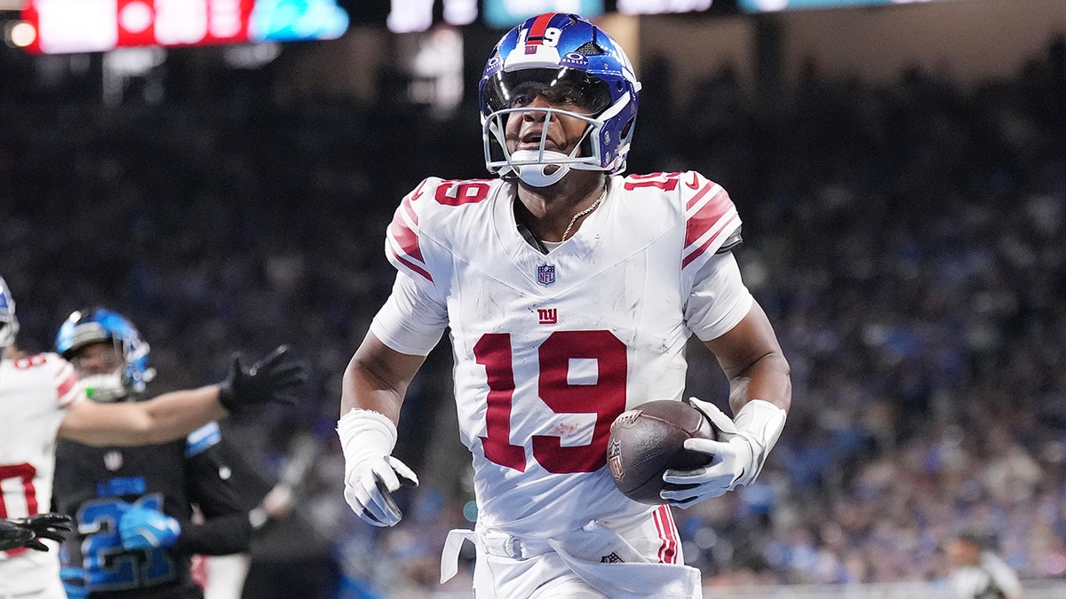 জায়ান্টদের হেরে যাওয়া সত্ত্বেও জেমিস উইনস্টন একটি উন্মত্ত টাচডাউন এবং পালানোর পরে বছরের এমভিপি নির্বাচিত হন