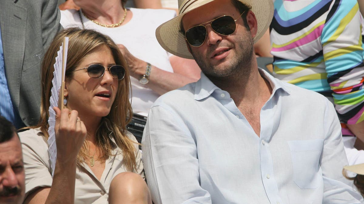 Jennifer Aniston and Vince Vaughn at a tennis match