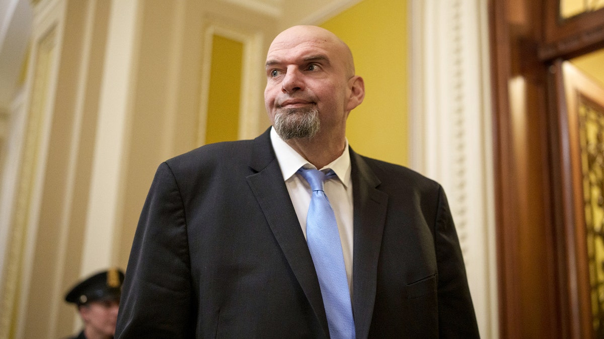 El senador John Fetterman camina por el edificio del Capitolio de Estados Unidos de camino a una reunión.