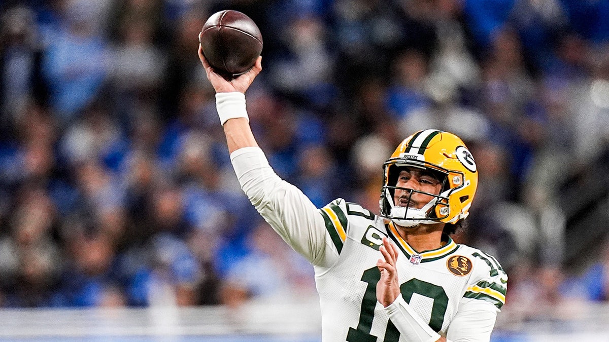 Jordan Love rzuca piłkę.