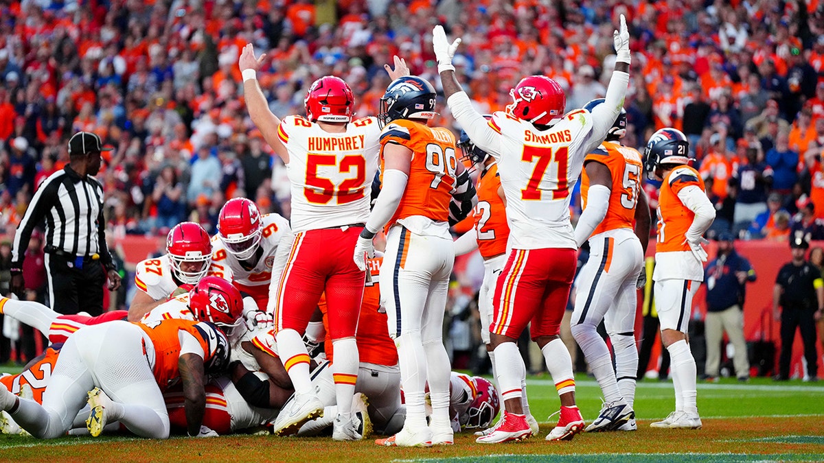 Josh Simmons świętuje przyłożenie