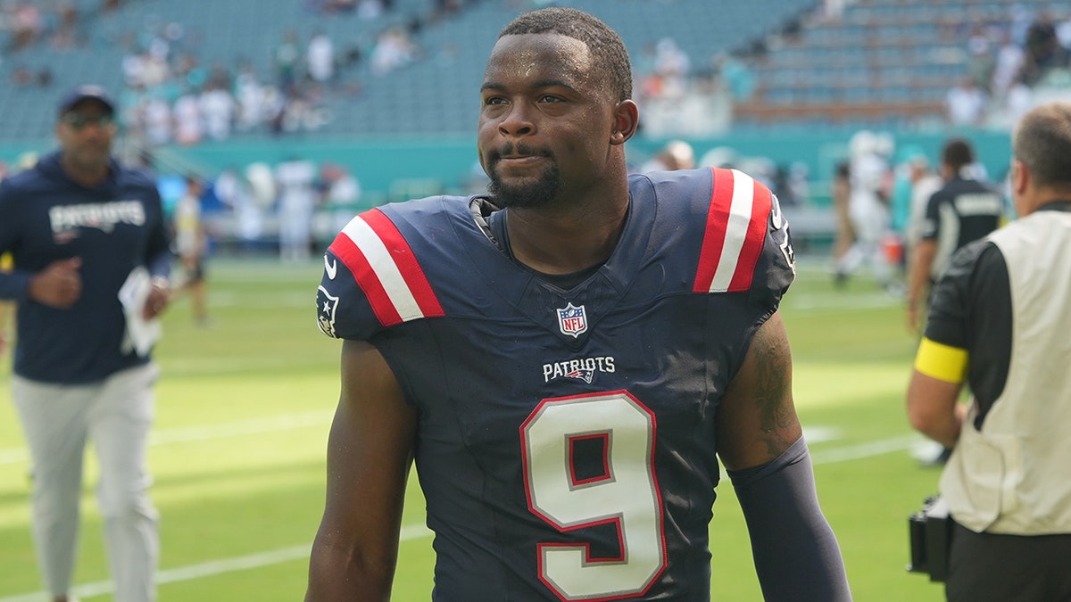 Kayshon Boutte on sideline