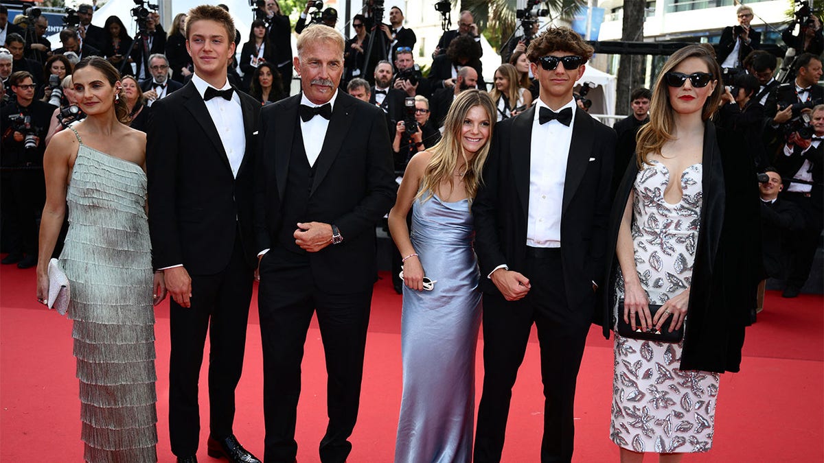 Kevin Costner e alguns de seus filhos