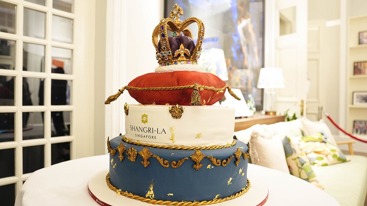 King Charles' birthday cake with a crown.