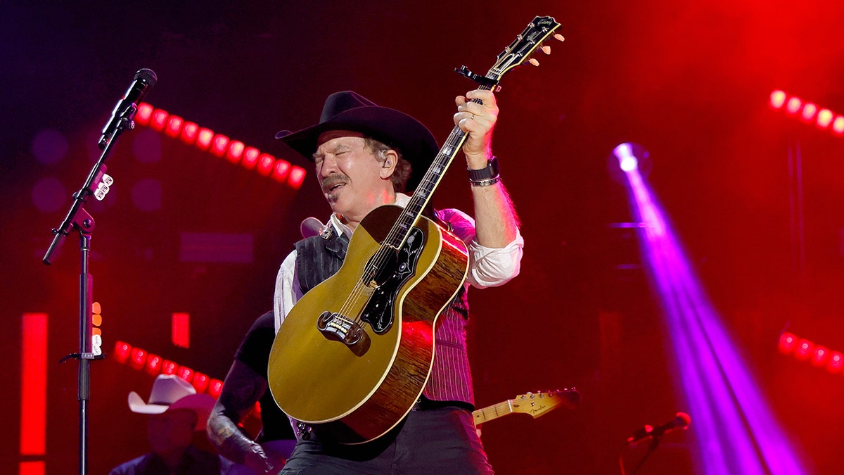 Kix Brooks of Brooks & Dunn fame performs while holding a guitar.