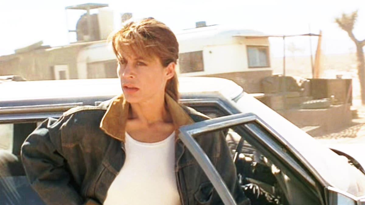 Linda Hamilton standing by a car in Terminator 2