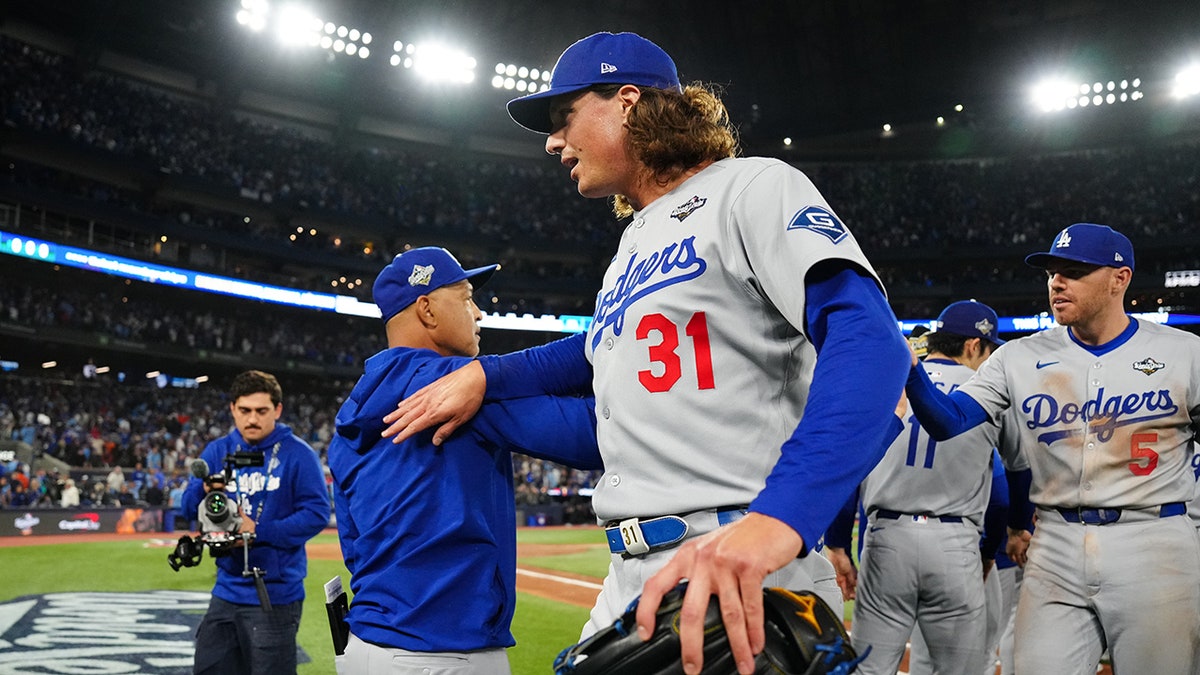 Dave Roberts and Tyler Glasnow celebrate