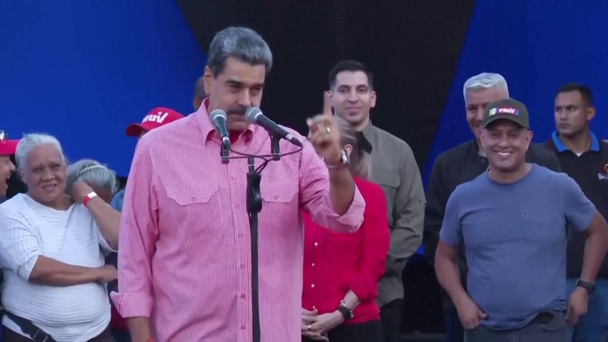Maduro sings John Lennon's "Imagine."