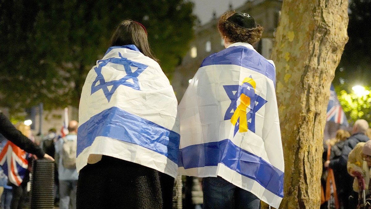 As pessoas se reúnem do lado de fora para mostrar solidariedade contra o anti-semitismo.