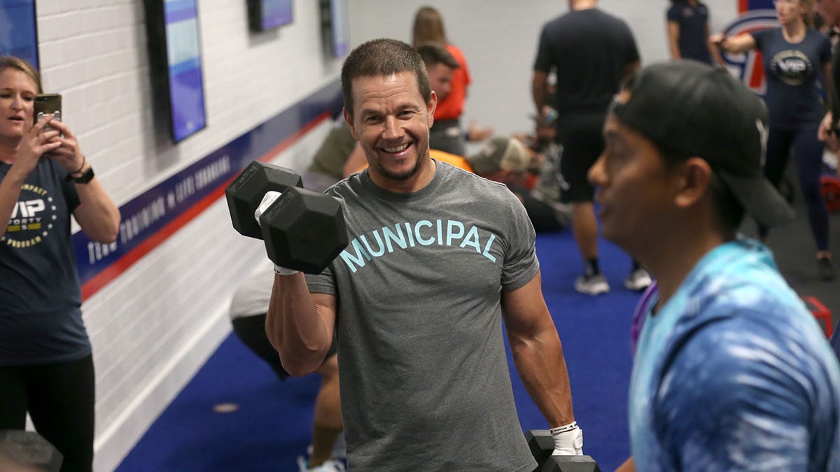 Mark Wahlberg levantando peso