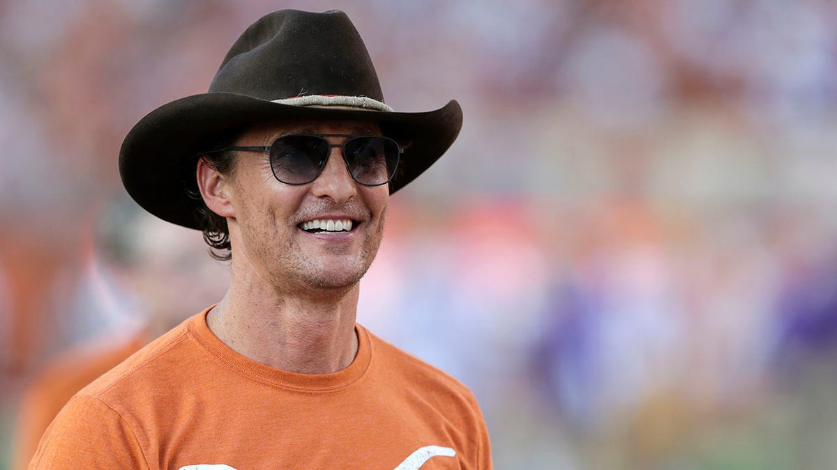 Matthew McConaughey vestindo uma camisa do Texas Longhorns