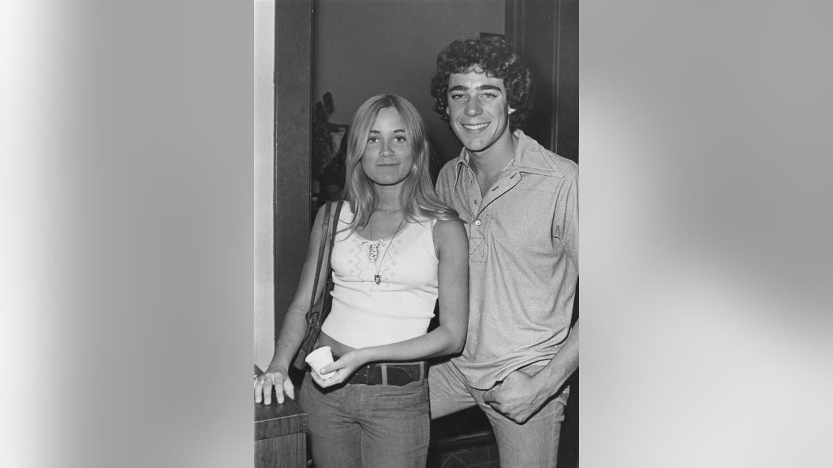 莫林·麥考密克和巴里·威廉姆斯互相依靠。