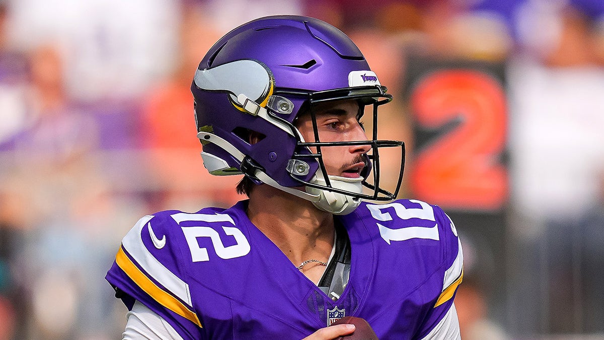 ম্যাক্স ব্রোসমার তাকিয়ে আছে