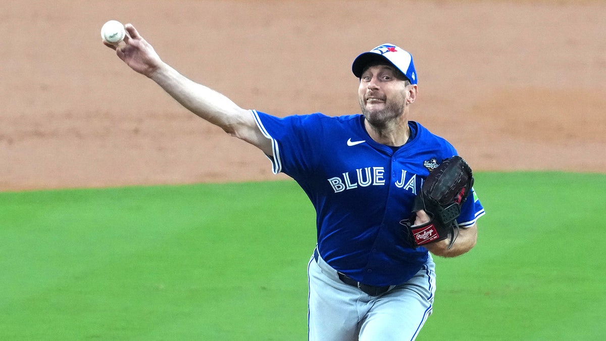 HAYのピッチャー Max Scherzer gets ball for Blue Jays in Game 7 for possible final