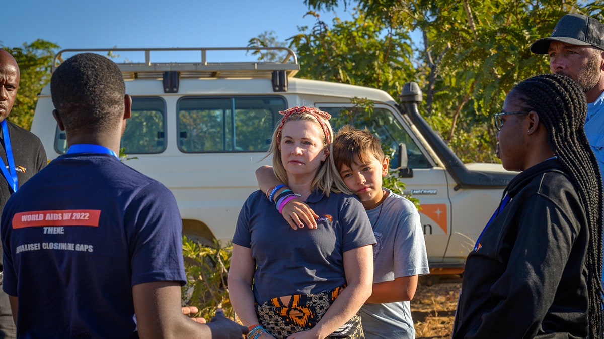 Melissa Joan Hart is photographed with her with his arm around her shoulders.