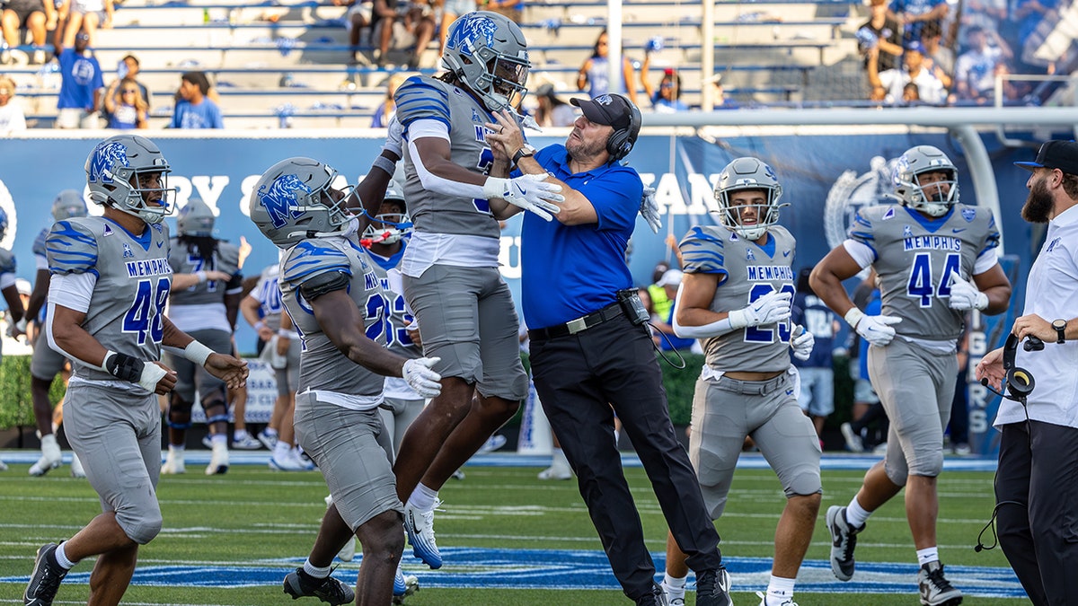 Ryan Silverfield świętuje ze swoim zespołem