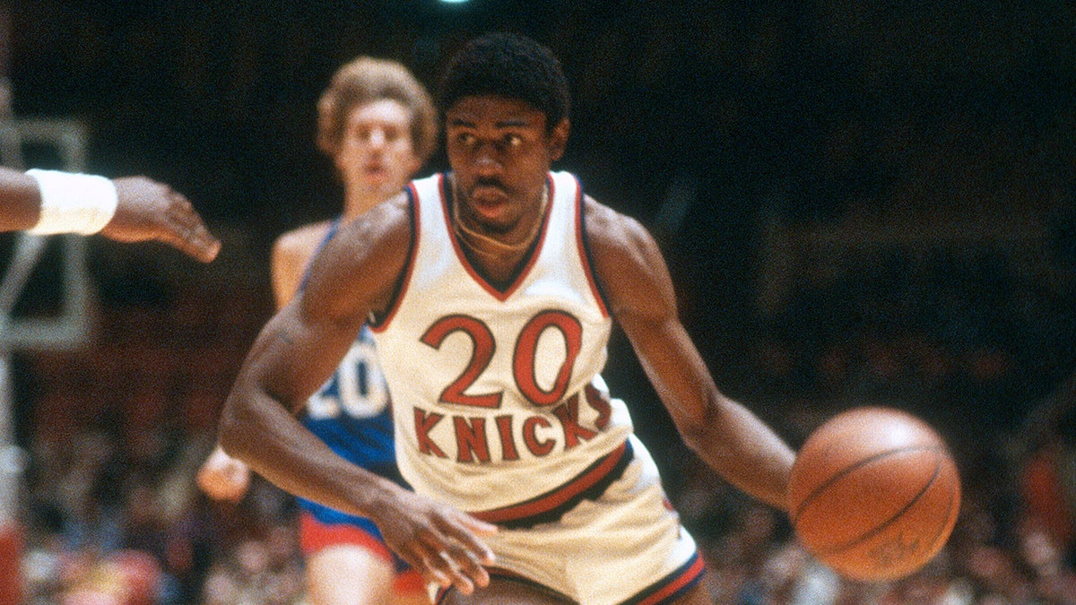 Michael Ray Richardson dribbling