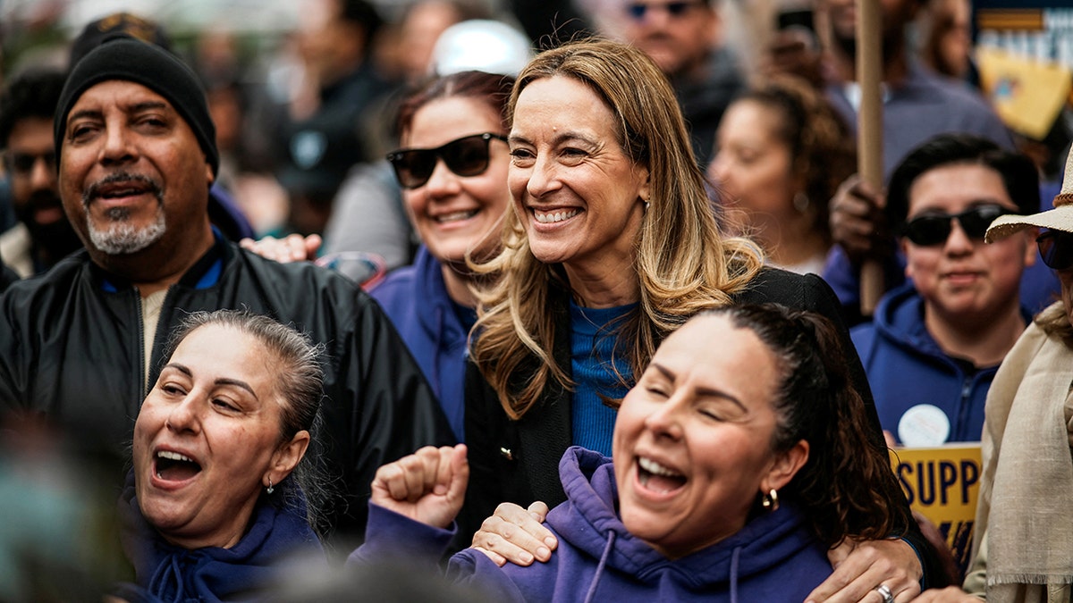Mikie Sherrill posa con sus seguidores