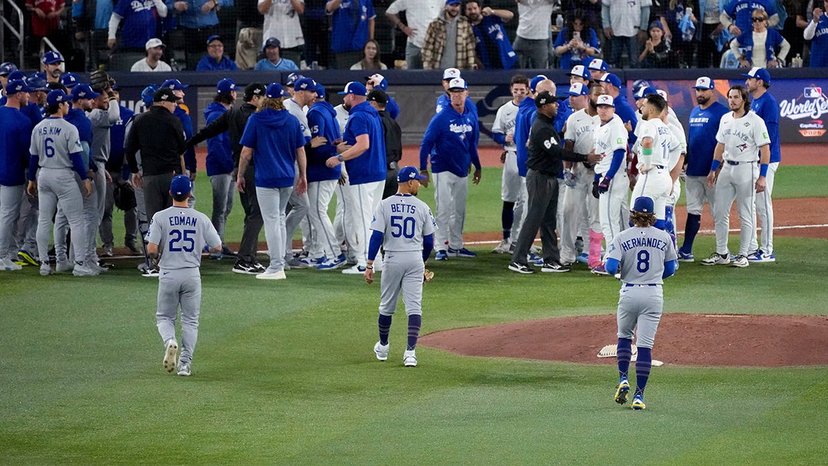 Benches clear in World Series Game 7