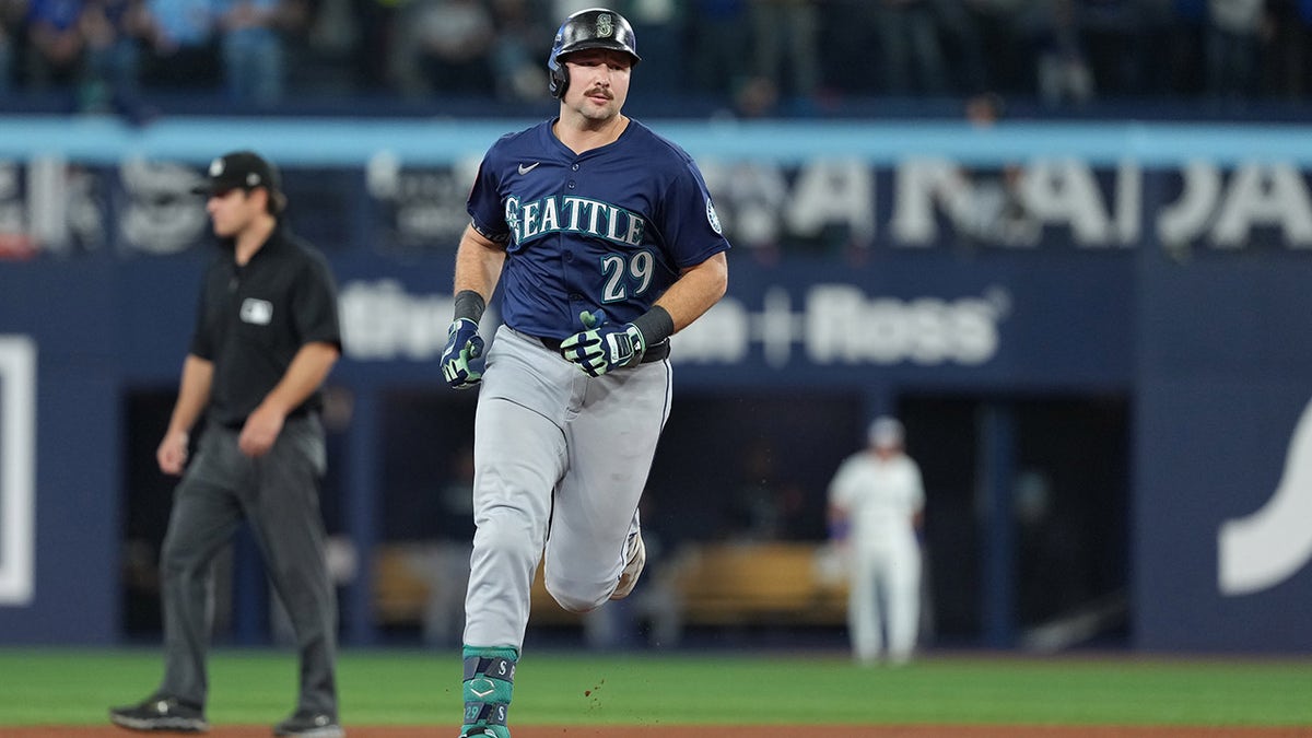 Cal Raleigh trots around the bases