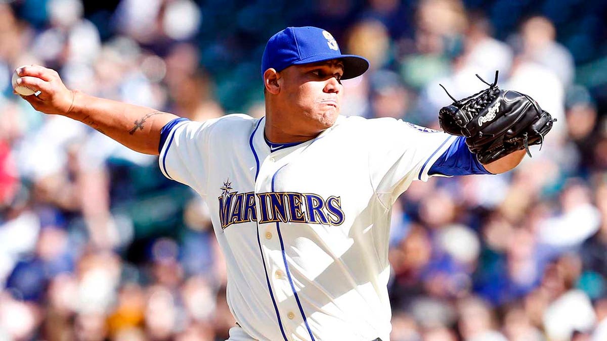 Yoervis Medina throws against Texas