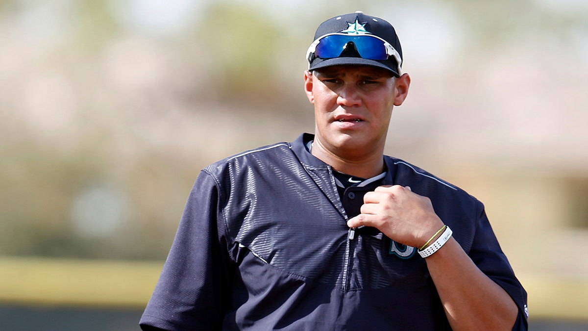 Yoervis Medina participates in camp