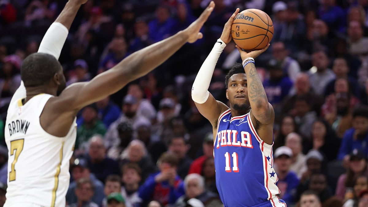 Justin Edwards shoots implicit    Jaylen Brown