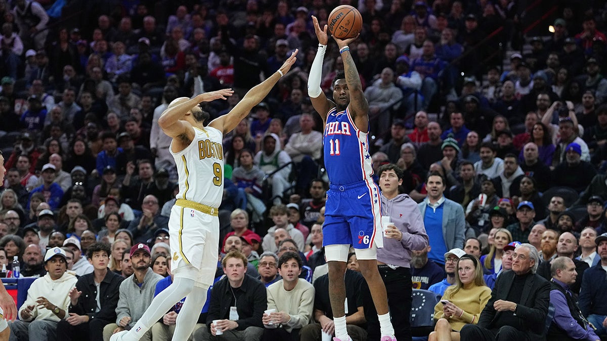 Justin Edwards shoots over Derrick White